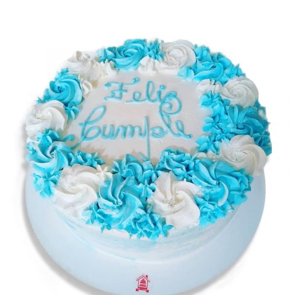 torta de crema blanca y celeste