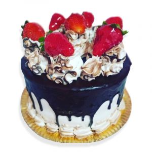 torta drip de chocolate y frutillas