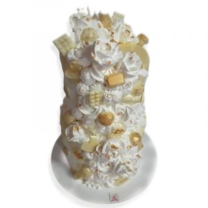 Bizcochuelo de vainilla dulce de leche, crema de mani y frutillas