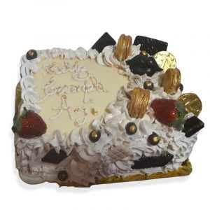 Torta decorada de crema y chocolate blanco