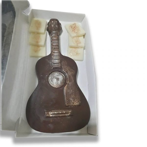 guitarra criolla de chocolate