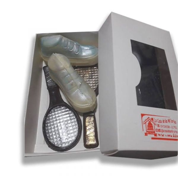 zapartillas de tenis y raqueta de chocolate