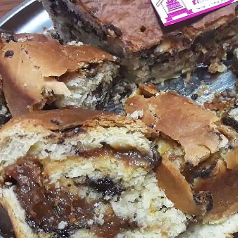 Pan dulce relleno con dulce de leche y chocolate