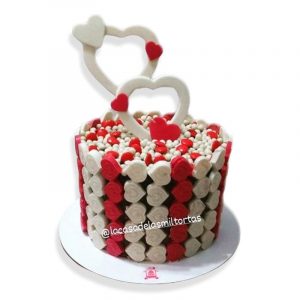 Torta drip golosinero con corazones