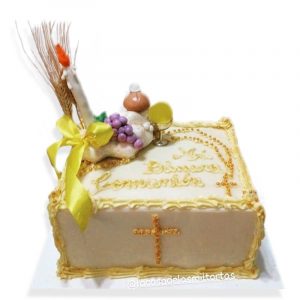 Torta clásica con adornos de Comunión