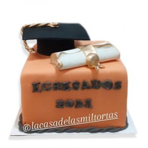 Torta egresados con birrete y diploma